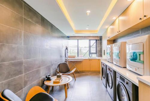 atour hotel shenyang south railway station municipal government