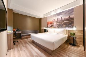 atour hotel shenyang south railway station municipal government