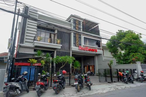 reddoorz plus near amplaz yogyakarta