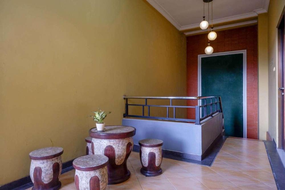 reddoorz plus near amplaz yogyakarta