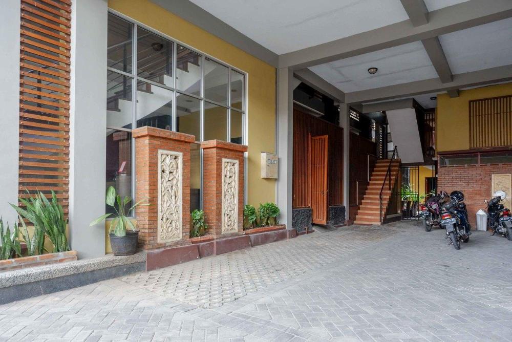 reddoorz plus near amplaz yogyakarta