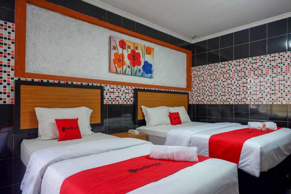 reddoorz plus near amplaz yogyakarta