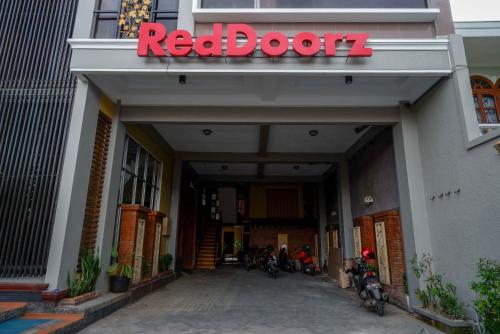 reddoorz plus near amplaz yogyakarta