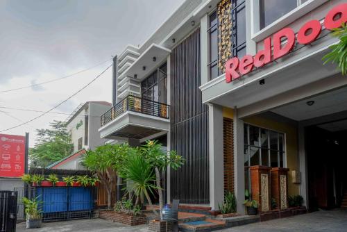 reddoorz plus near amplaz yogyakarta