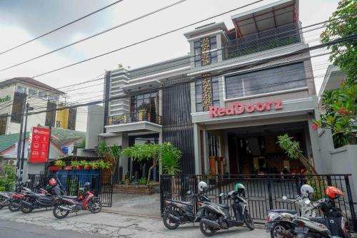 reddoorz plus near amplaz yogyakarta