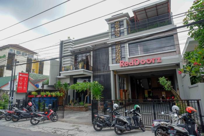 reddoorz plus near amplaz yogyakarta