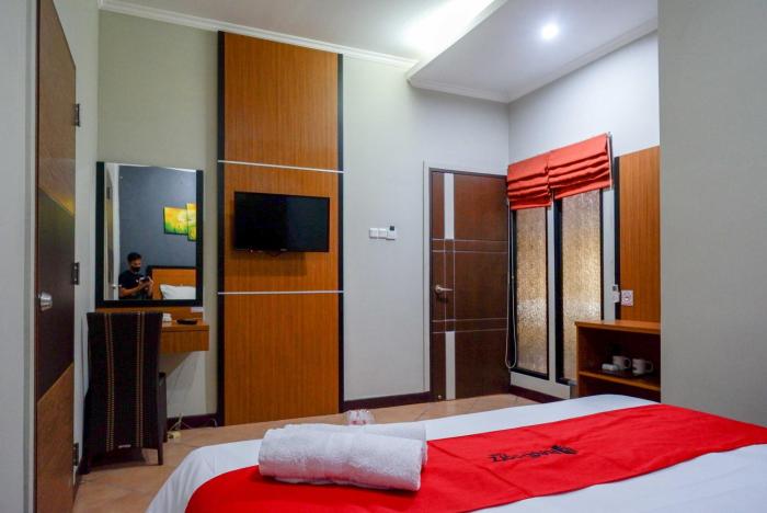 reddoorz plus near amplaz yogyakarta
