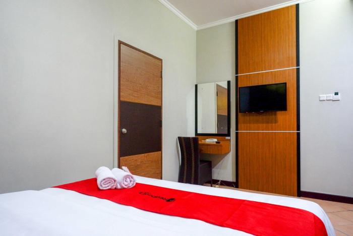 reddoorz plus near amplaz yogyakarta