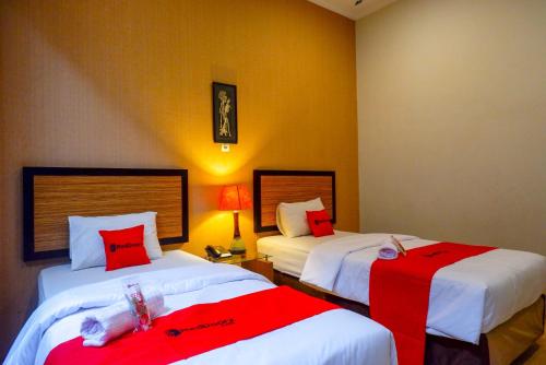 reddoorz plus near amplaz yogyakarta