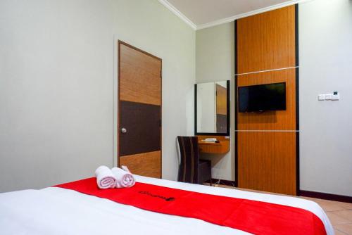 reddoorz plus near amplaz yogyakarta