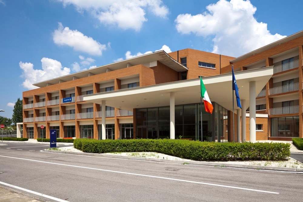 inn naples airport