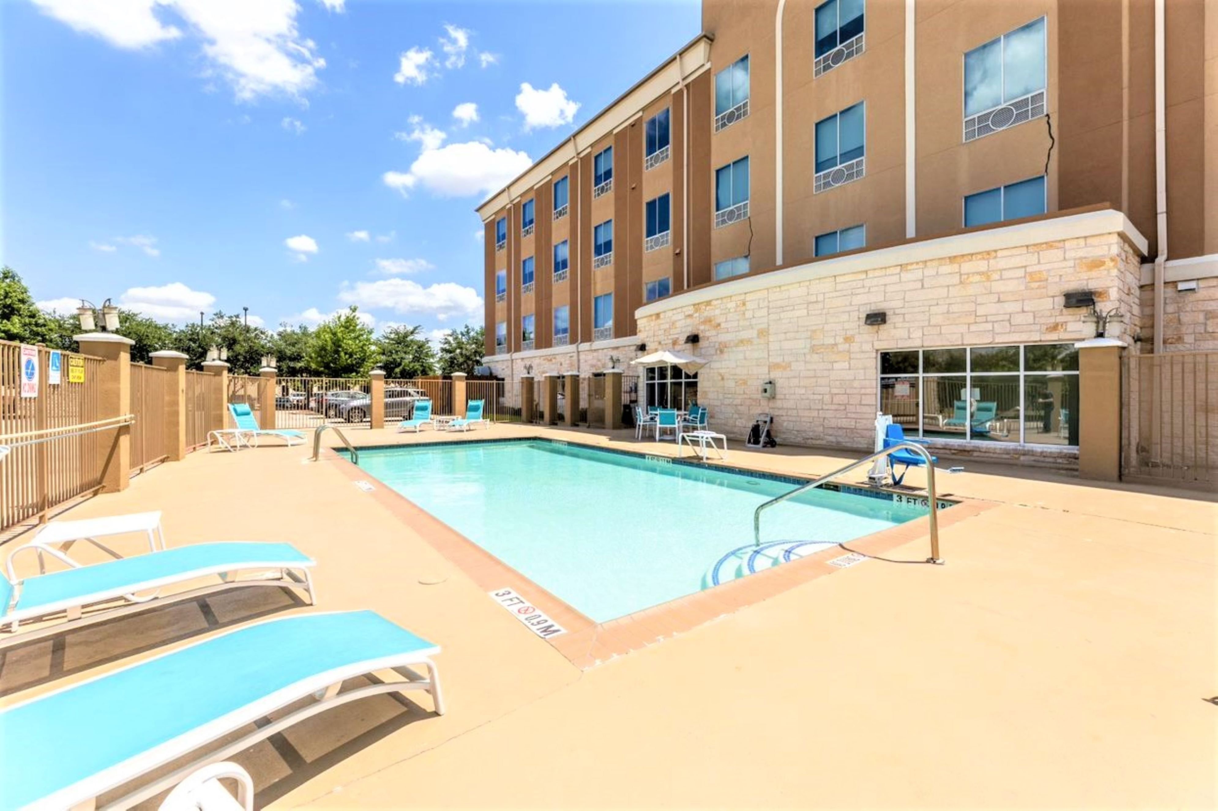 holiday inn express and suites houston east baytow