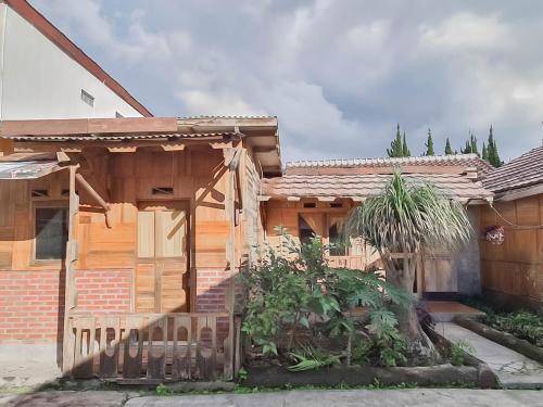 family guest house lembang redpartner