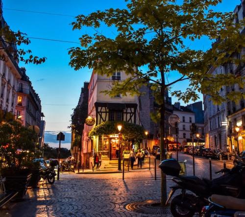 plug inn montmartre by hiphophostels