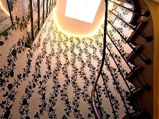 plug inn montmartre by hiphophostels