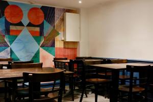 plug inn montmartre by hiphophostels