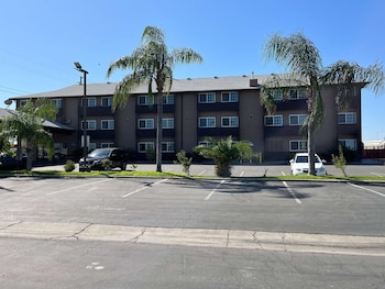 studio 6 suites delano ca