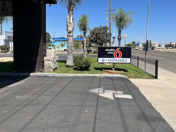 studio 6 suites delano ca