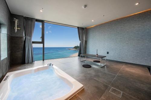 sokcho pool view spa pool villa