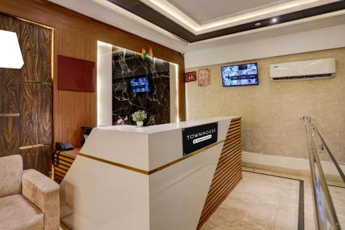 super townhouse airport road delhi
