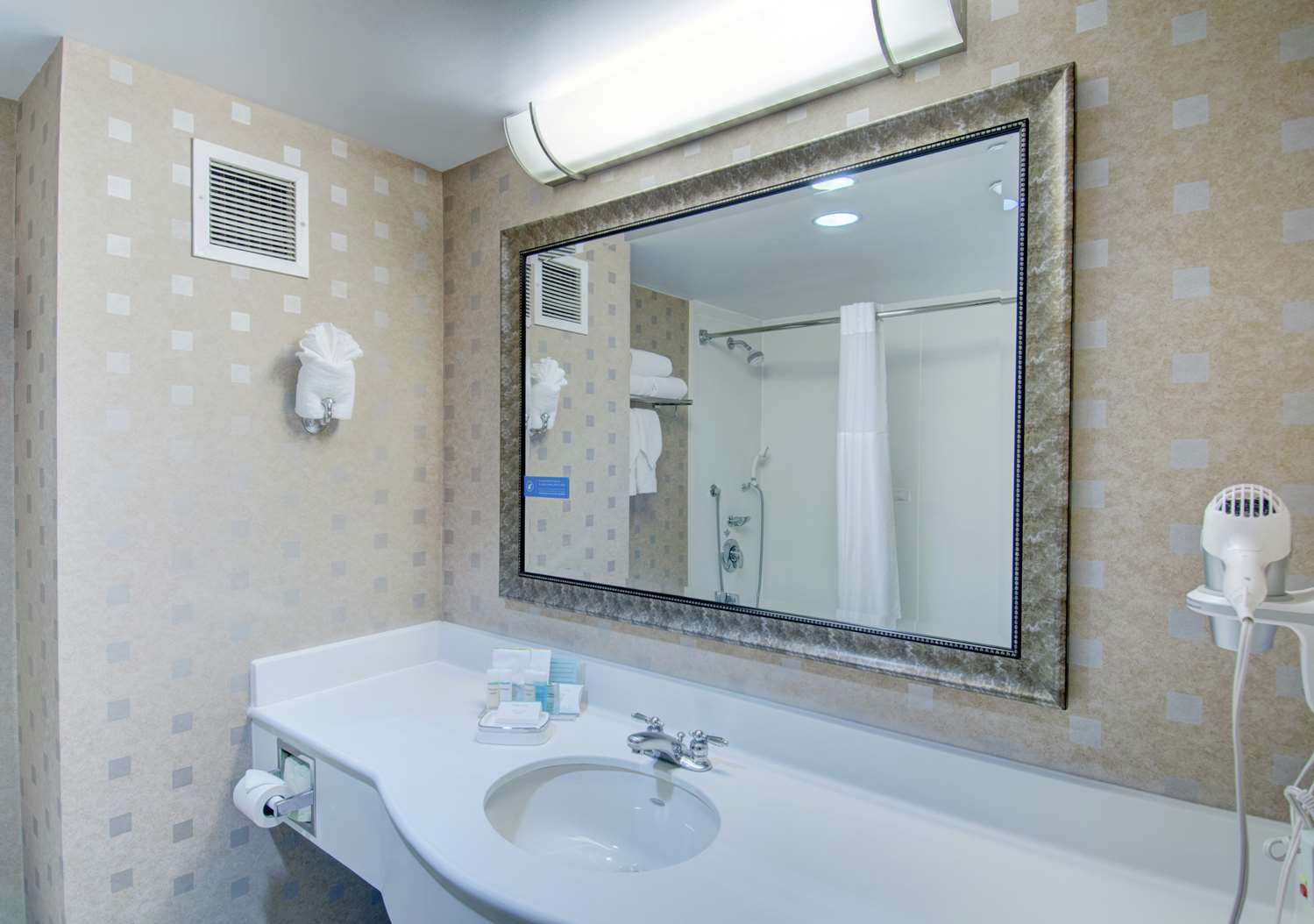 hampton inn and suites boston crosstown center