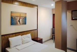 reddoorz h f golden travellers inn