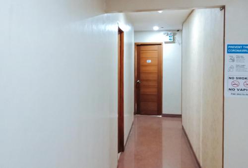 reddoorz h f golden travellers inn