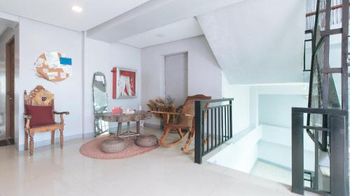 budget backpackers transient house near naia