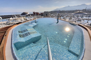 albergo yacht club marina di loano