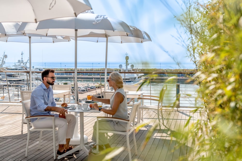 albergo yacht club marina di loano