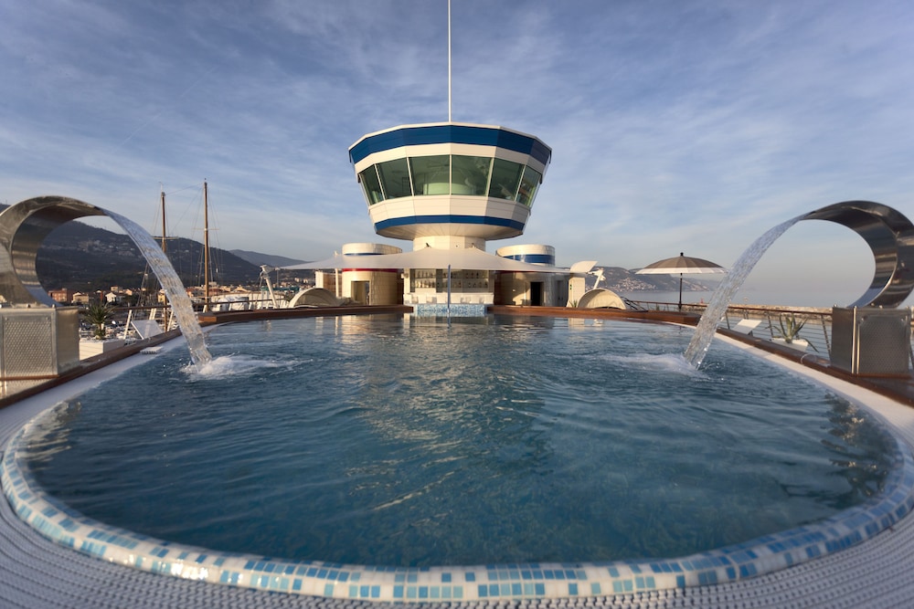 albergo yacht club marina di loano