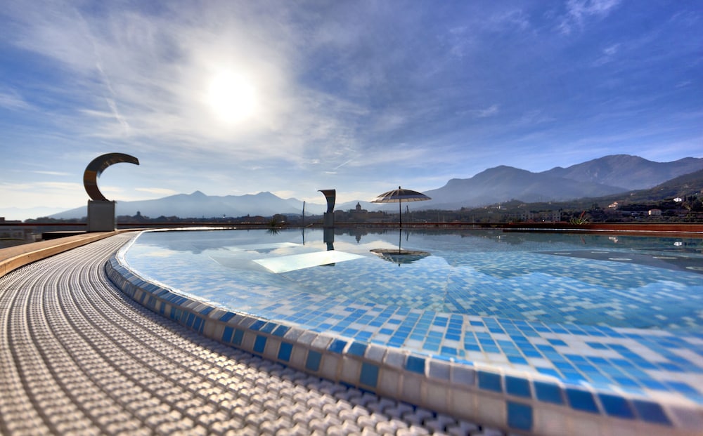 albergo yacht club marina di loano