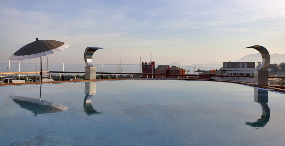 albergo yacht club marina di loano