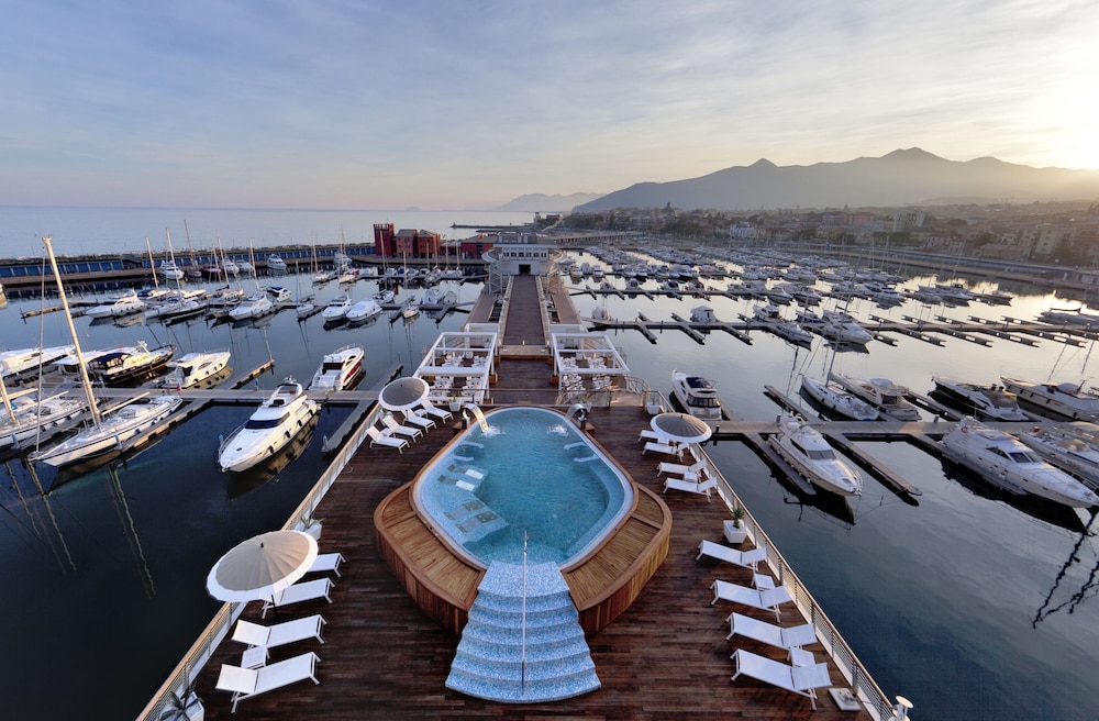albergo yacht club marina di loano