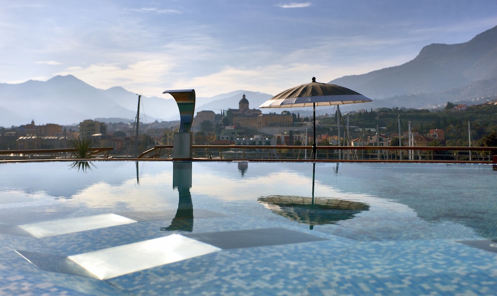 albergo yacht club marina di loano
