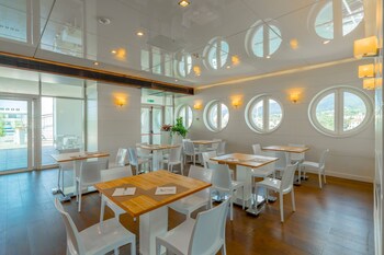 albergo yacht club marina di loano