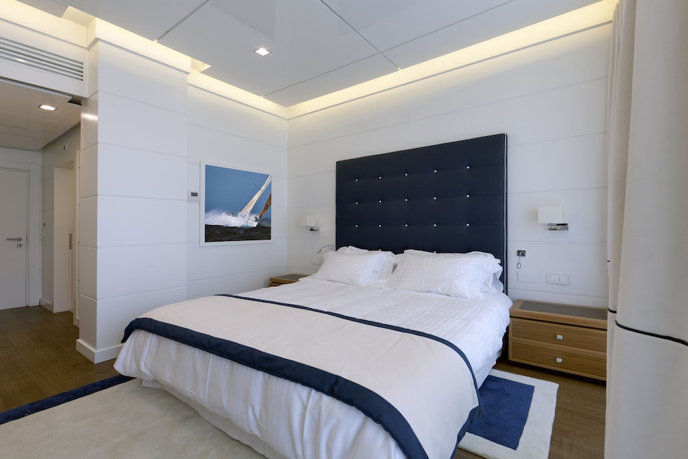 albergo yacht club marina di loano