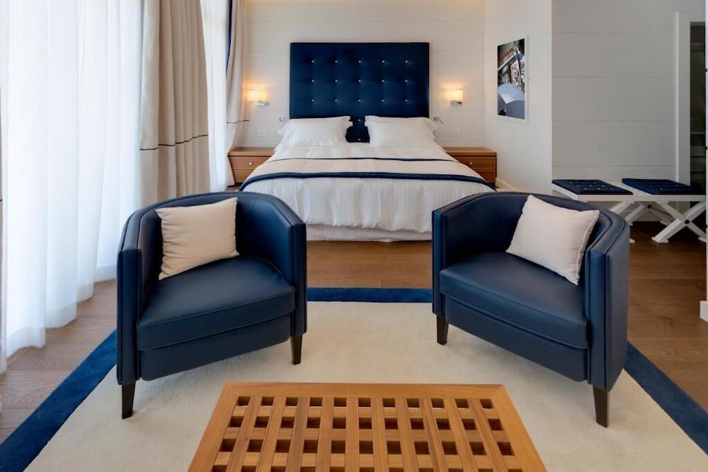 albergo yacht club marina di loano