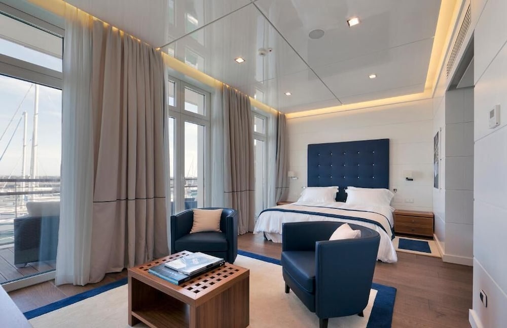 albergo yacht club marina di loano