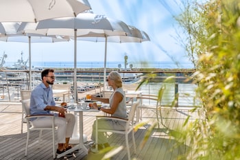 albergo yacht club marina di loano