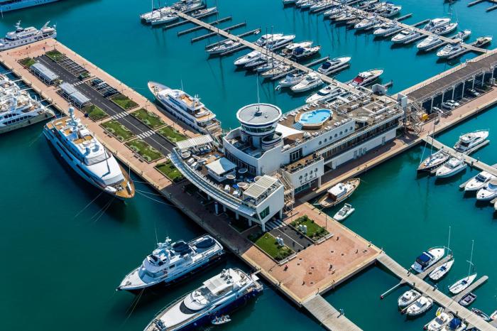 albergo yacht club marina di loano