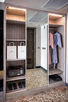 paradise suites hotel