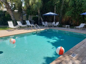 Sea Spray Resort,,2 star