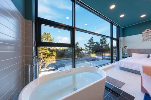 gangneung joeungot poolvilla