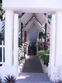 pineapple court hotel