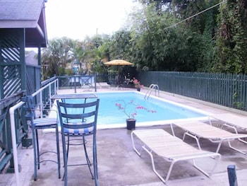 pineapple court hotel