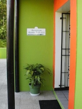 pineapple court hotel