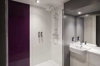 premier inn cardiff cc queen street