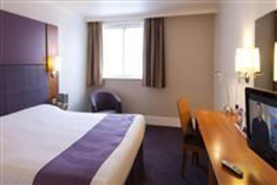 premier inn cardiff cc queen street