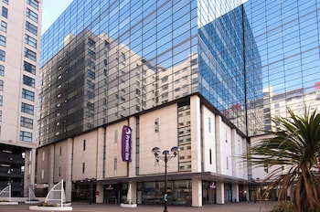 premier inn cardiff cc queen street